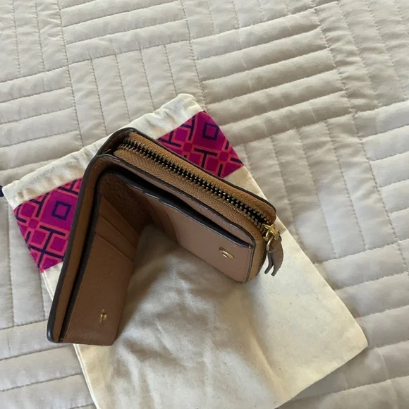 Tory Burch tan leather wallet - Picture 3 of 3